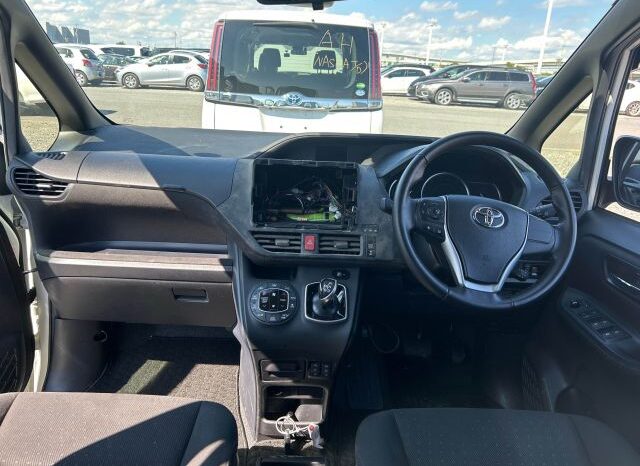 
								TOYOTA MALIBU VOXY full									